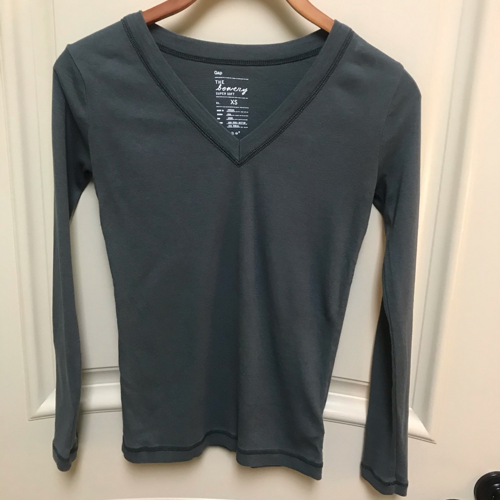 GAP Bowery super soft V neck pullover top.🌷